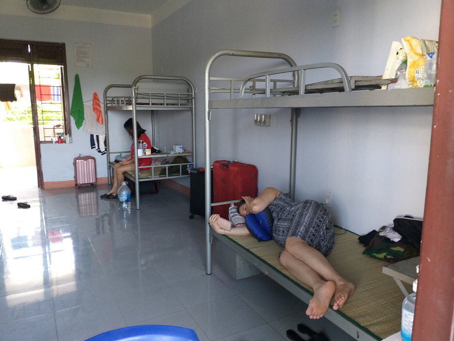 Những “chiến sĩ áo xanh” thầm lặng bên trong khu cách ly 243 bà bầu - Ảnh 13.