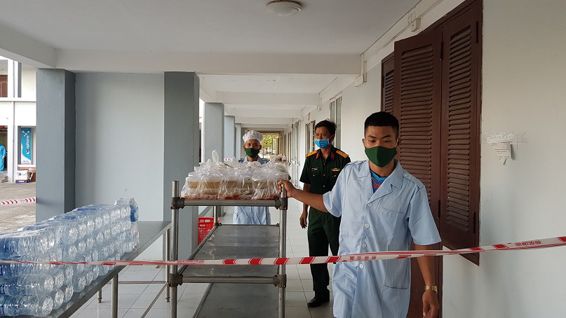 Những “chiến sĩ áo xanh” thầm lặng bên trong khu cách ly 243 bà bầu - Ảnh 14.