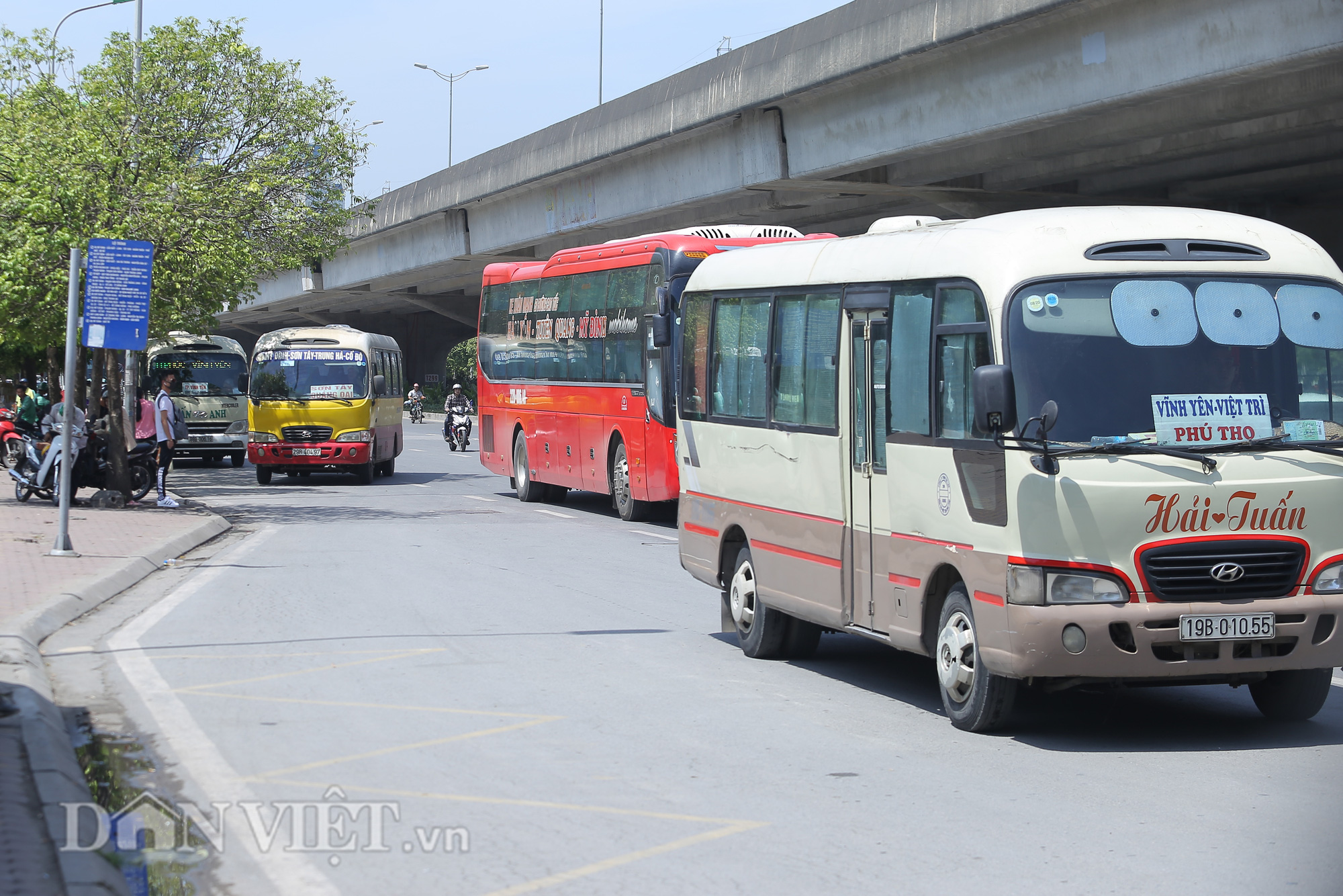 Hàng loạt xe chạy &quot;rùa bò&quot;, bắt khách dọc đường bị CSGT Hà Nội xử lý - Ảnh 8.