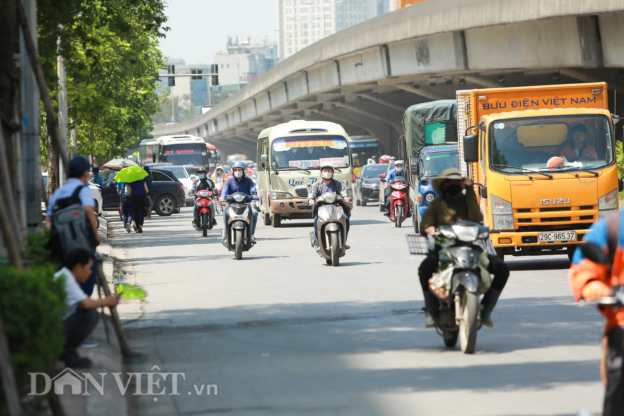 Hàng loạt xe chạy &quot;rùa bò&quot;, bắt khách dọc đường bị CSGT Hà Nội xử lý - Ảnh 12.