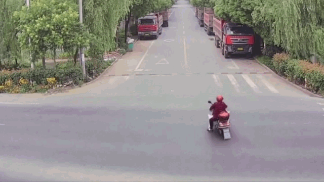 Video: Kinh hoàng cảnh xe tải lật nghiêng khi va chạm với người phụ nữ lái xe sang đường ẩu - Ảnh 2.