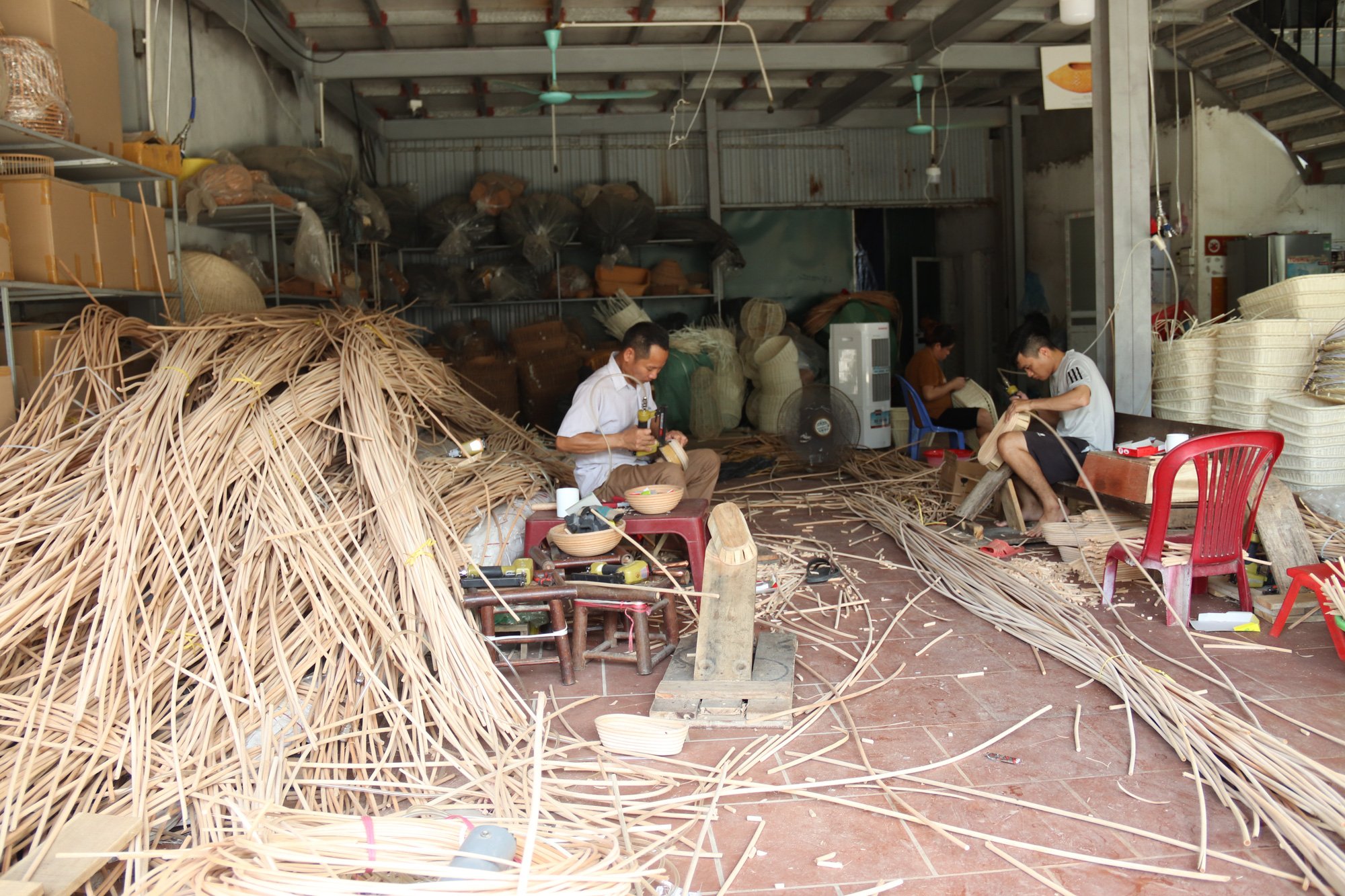 Người đàn ông có đôi tay &quot;phù thủy&quot;, biến sợi mây thành sản phẩm mỹ nghệ, thu về hàng chục tỷ - Ảnh 3.