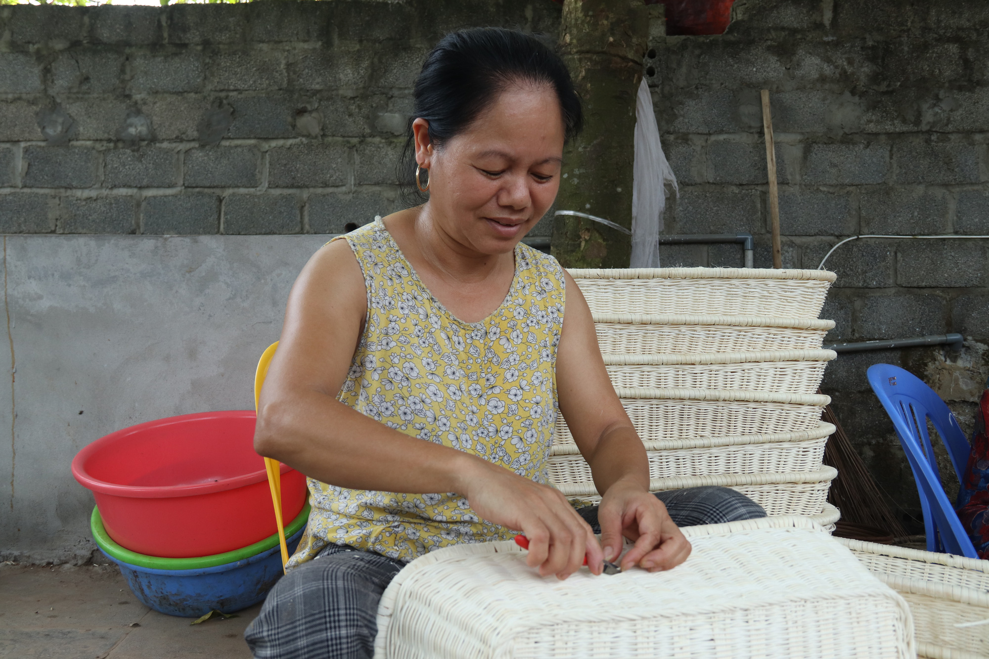 Người đàn ông có đôi tay &quot;phù thủy&quot;, biến sợi mây thành sản phẩm mỹ nghệ, thu về hàng chục tỷ - Ảnh 4.