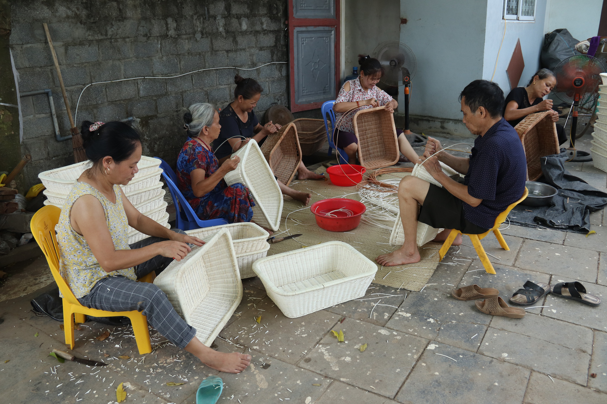 Người đàn ông có đôi tay &quot;phù thủy&quot;, biến sợi mây thành sản phẩm mỹ nghệ, thu về hàng chục tỷ - Ảnh 7.