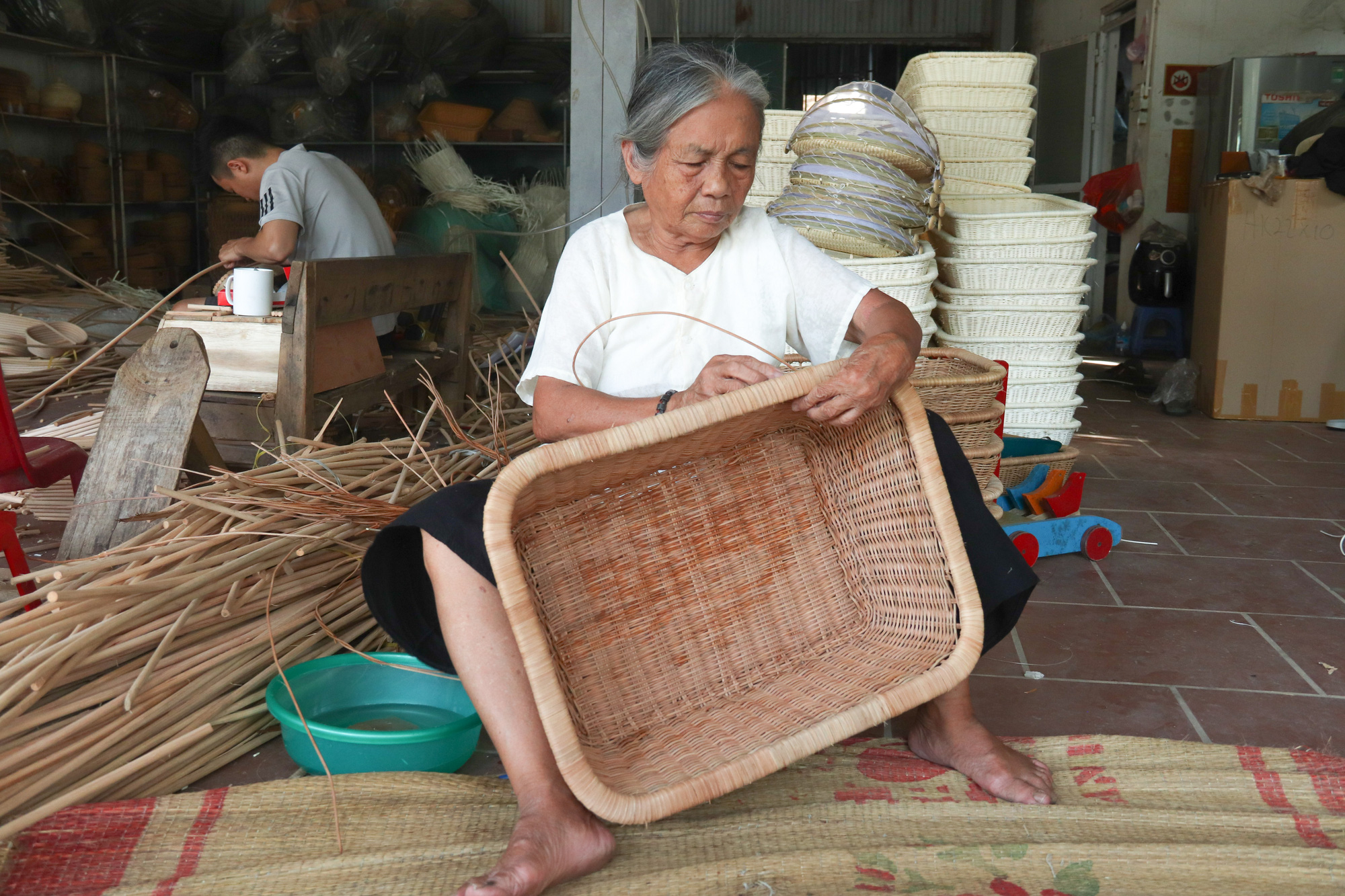 Người đàn ông có đôi tay &quot;phù thủy&quot;, biến sợi mây thành sản phẩm mỹ nghệ, thu về hàng chục tỷ - Ảnh 11.
