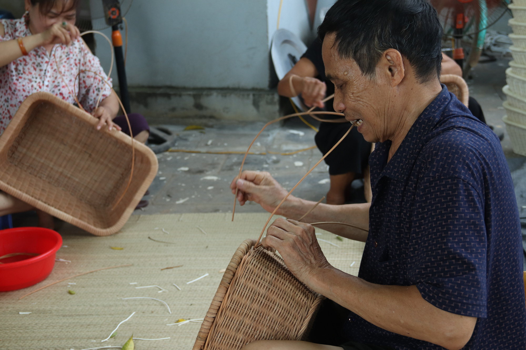 Người đàn ông có đôi tay &quot;phù thủy&quot;, biến sợi mây thành sản phẩm mỹ nghệ, thu về hàng chục tỷ - Ảnh 12.