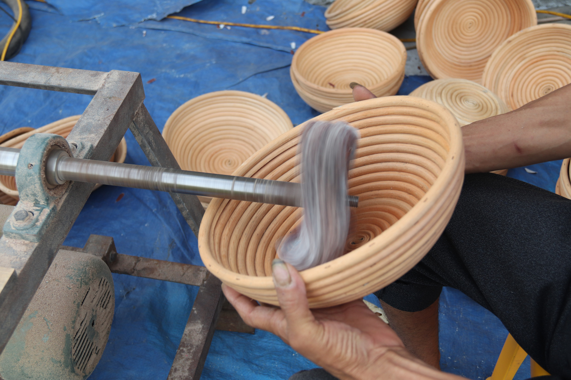 Người đàn ông có đôi tay &quot;phù thủy&quot;, biến sợi mây thành sản phẩm mỹ nghệ, thu về hàng chục tỷ - Ảnh 10.