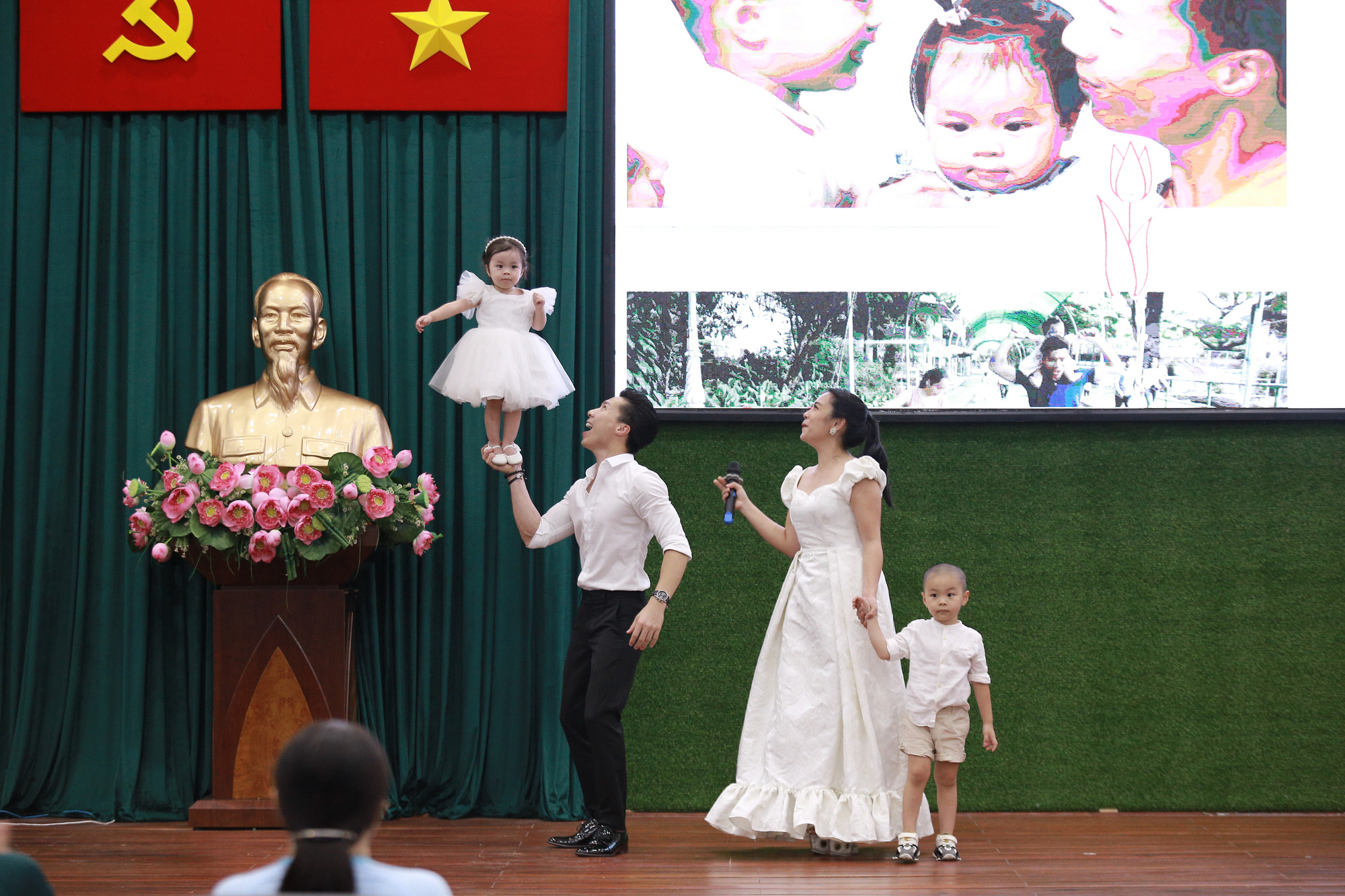 Quốc Nghiệp – Ngọc Mai khiến cư dân mạng trầm trồ vì có 2 cục cưng biểu diễn cùng cha mẹ - Ảnh 4.