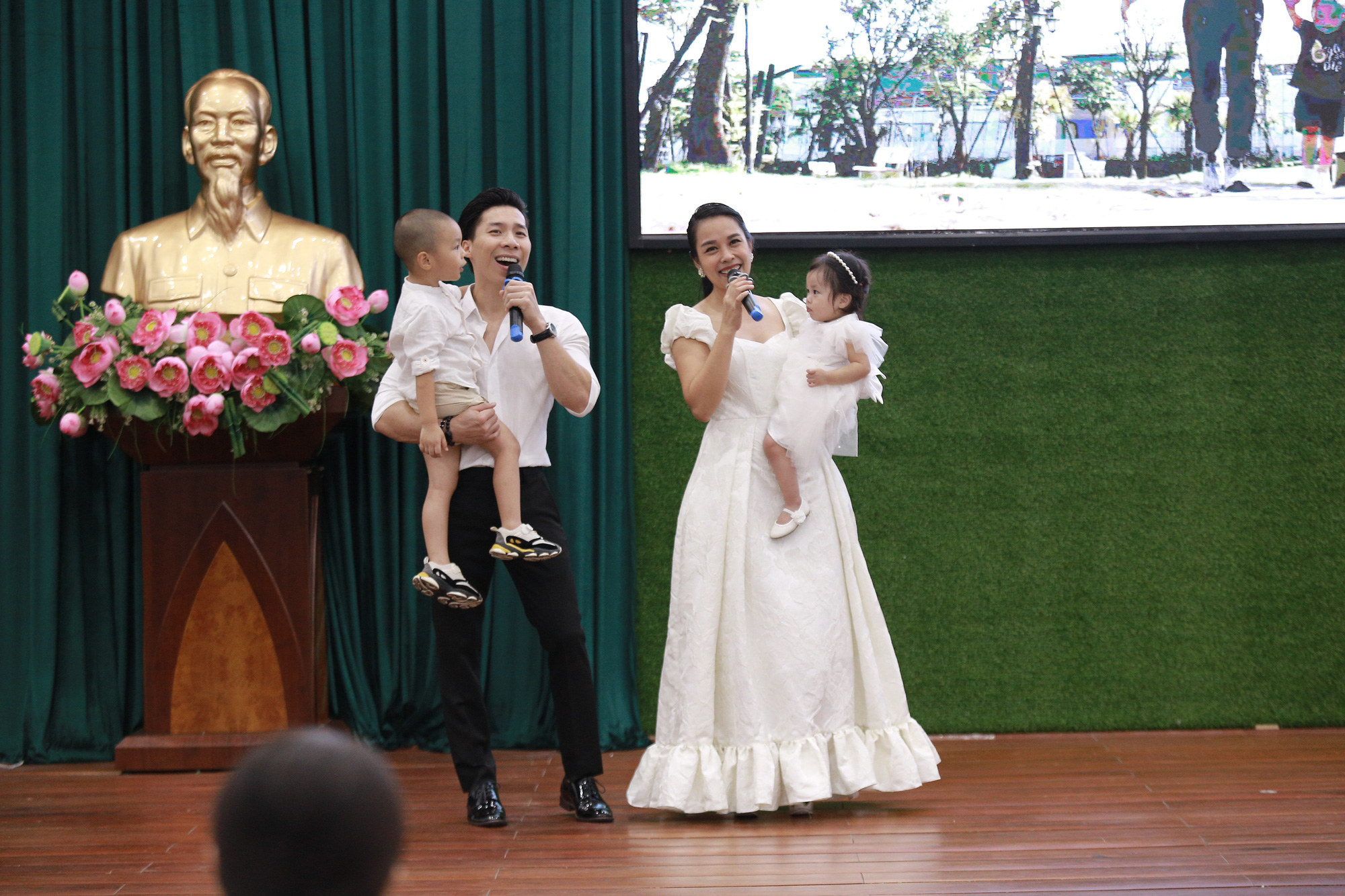 Quốc Nghiệp – Ngọc Mai khiến cư dân mạng trầm trồ vì có 2 cục cưng biểu diễn cùng cha mẹ - Ảnh 1.