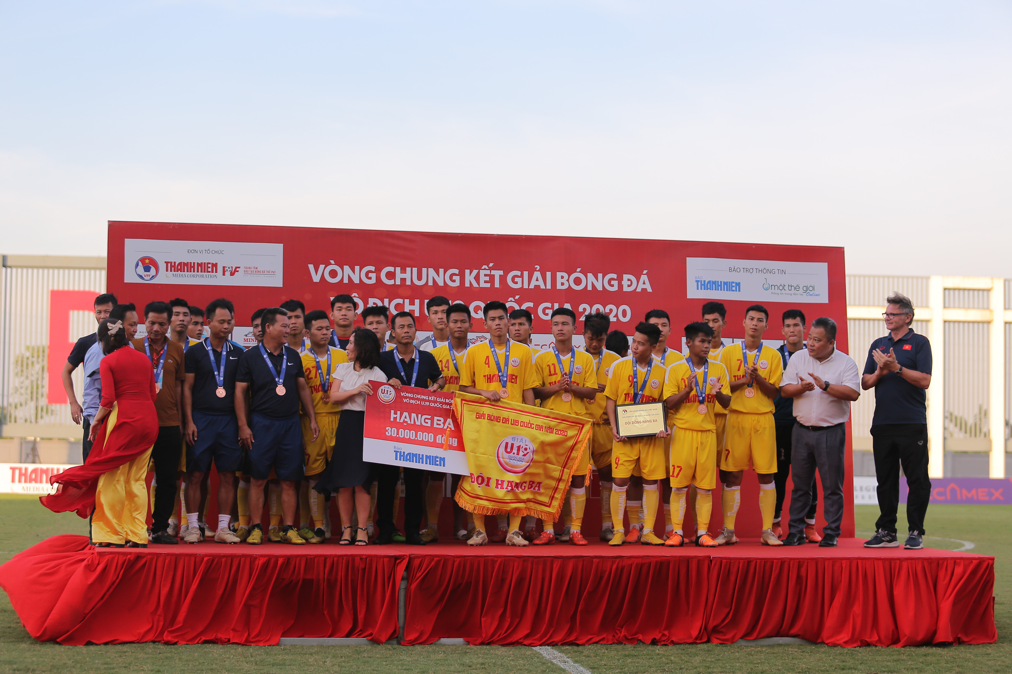 Em họ Công Phượng ghi bàn cho U19 HAGL trong ngày HLV Park Hang Seo dự khán - Ảnh 12.