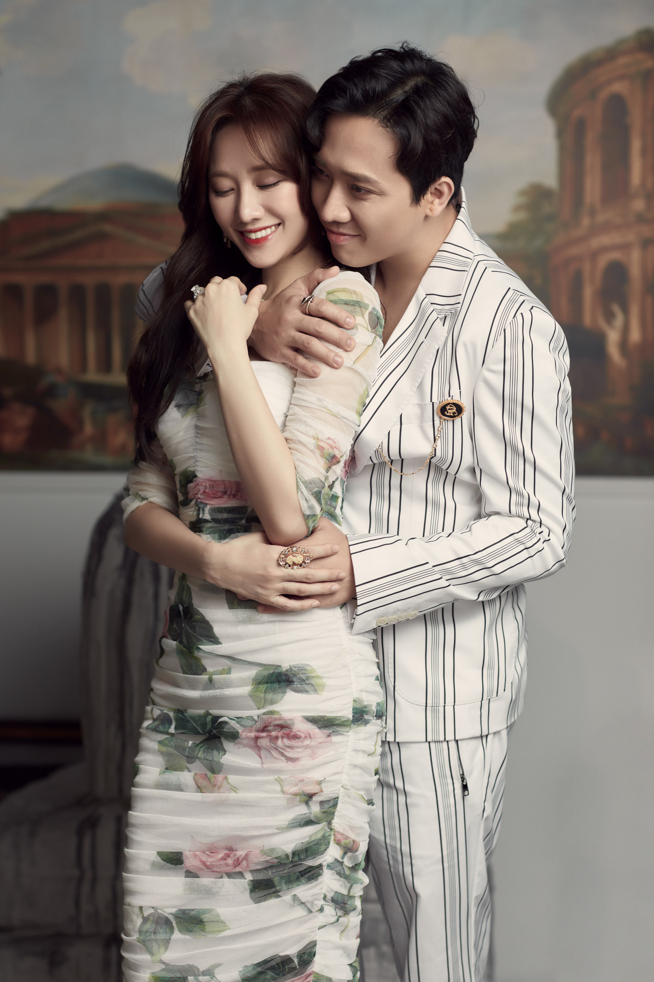 Trấn Thành tung ảnh tình tứ bên Hari Won sau 4 năm kết hôn khiến fan &quot;lịm tim&quot; - Ảnh 1.