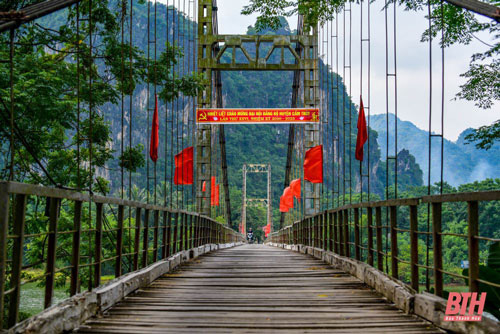 Bí ẩn về dòng suối ngầm chảy mãi không bao giờ cạn và đàn “cá thần” linh thiêng - Ảnh 12. Bí ẩn về dòng suối ngầm chảy mãi không bao giờ cạn và đàn “cá thần” linh thiêng - Ảnh 12.