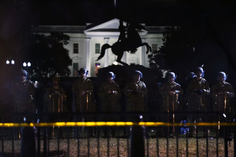 AP: Trump ra lệnh cho không quân bay lơ lửng trên đầu người biểu tình ở Washington  - Ảnh 1.