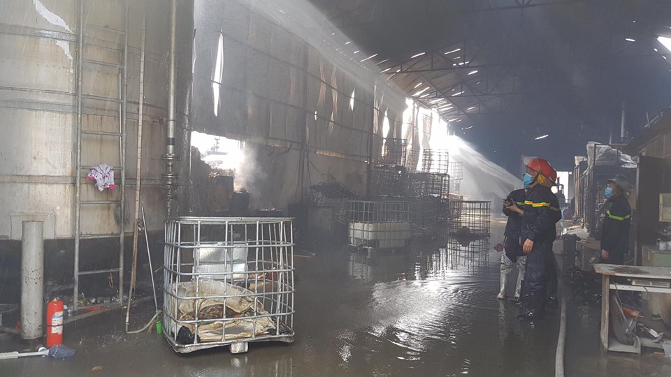 Hỏa hoạn tại kho hóa chất Đức Giang đã được khống chế - Ảnh 6.