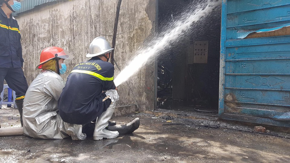 Hỏa hoạn tại kho hóa chất Đức Giang đã được khống chế - Ảnh 4.