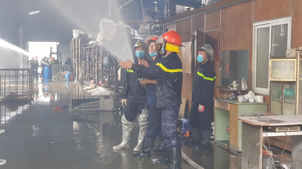 Hỏa hoạn tại kho hóa chất Đức Giang đã được khống chế - Ảnh 3.