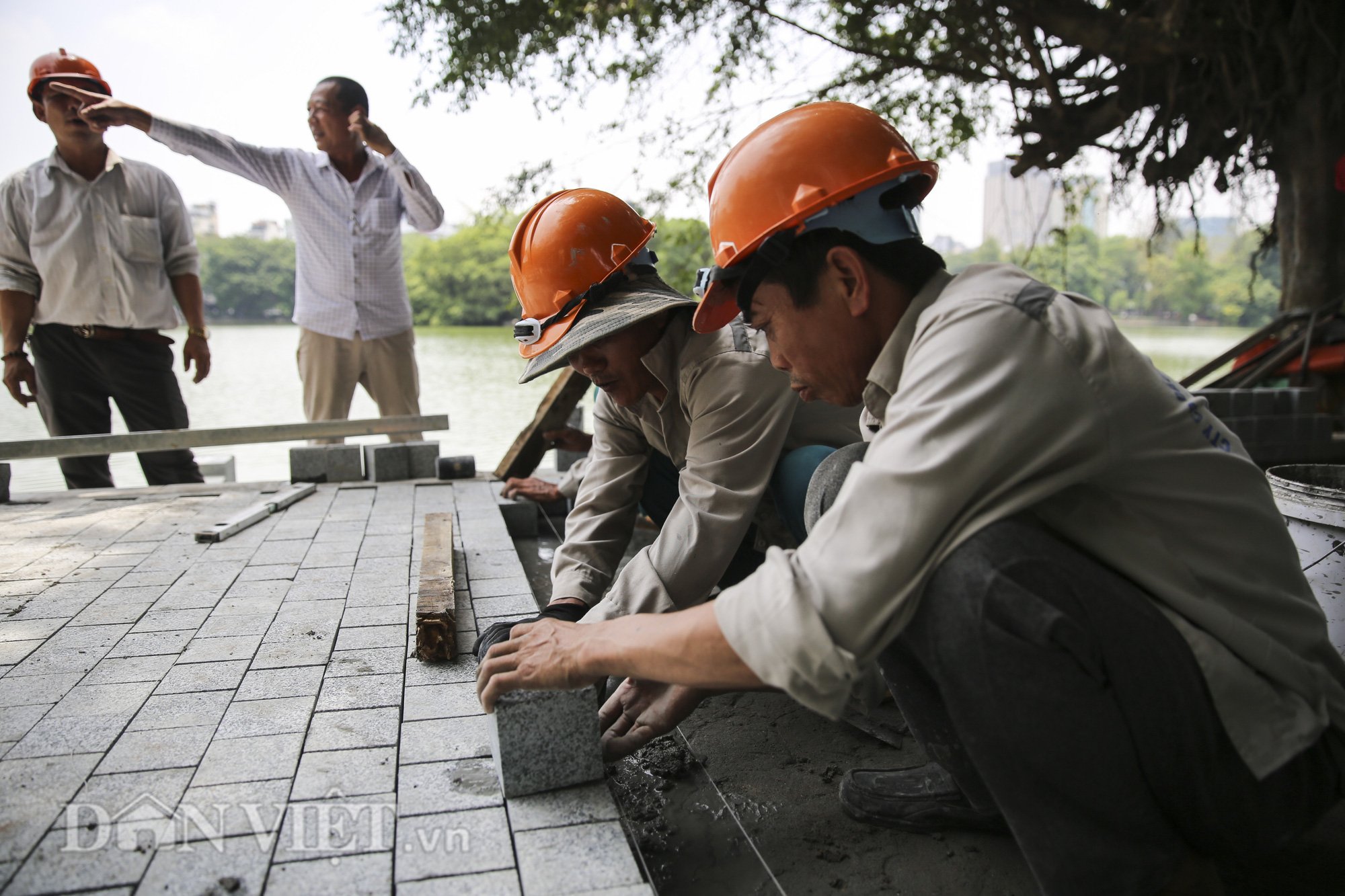 Vỉa hè Hồ Gươm được lát loại đá “thách thức” thời gian - Ảnh 10.