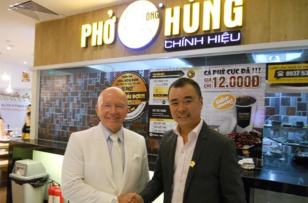 Bị tố chiếm đoạt 2.000 tỷ, chủ nhà hàng Món Huế mang bóng dáng 'siêu lừa quốc tế' - Ảnh 2.