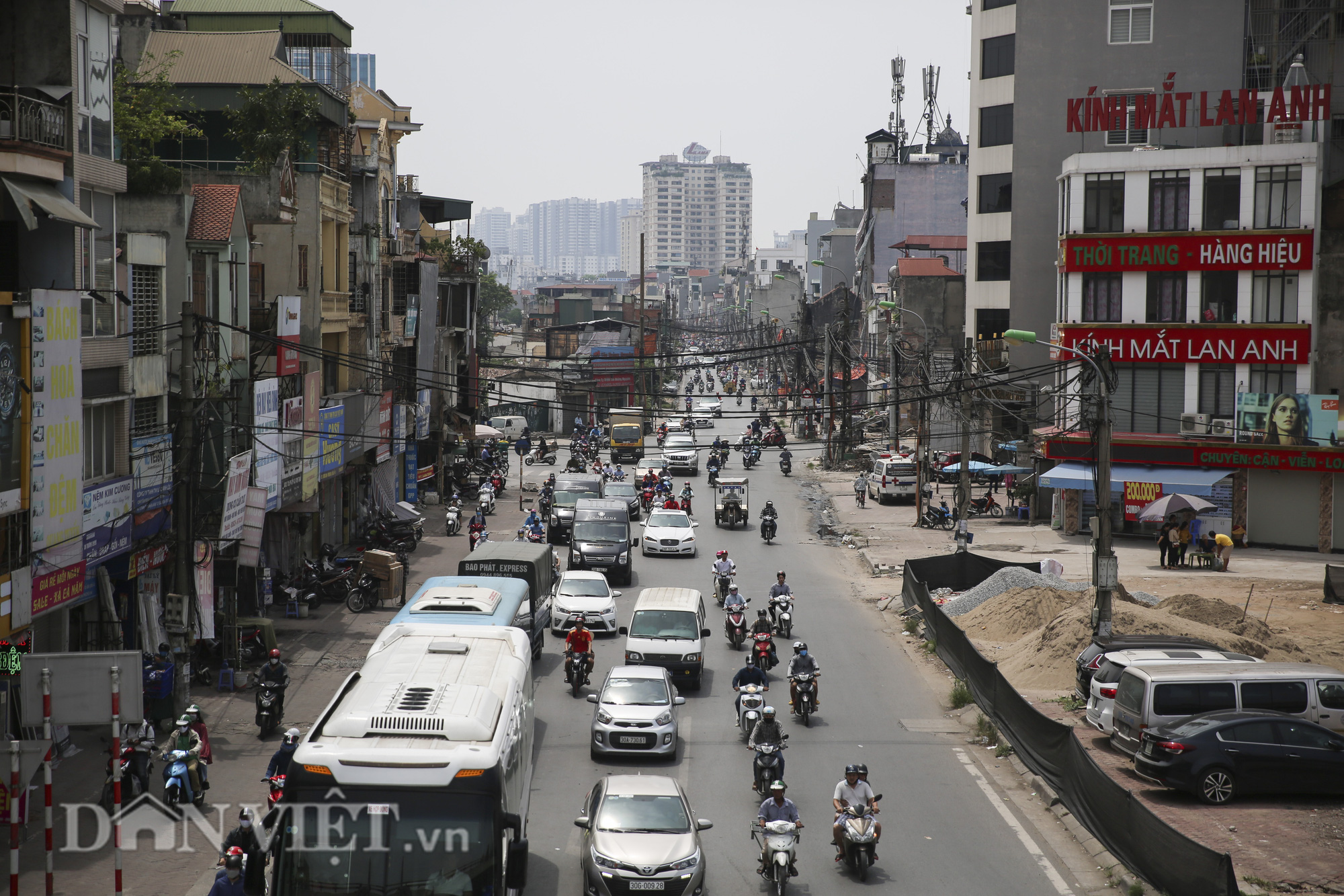&quot;Mạng nhện&quot; chằng chịt, bủa vây đường phố Hà Nội - Ảnh 1.