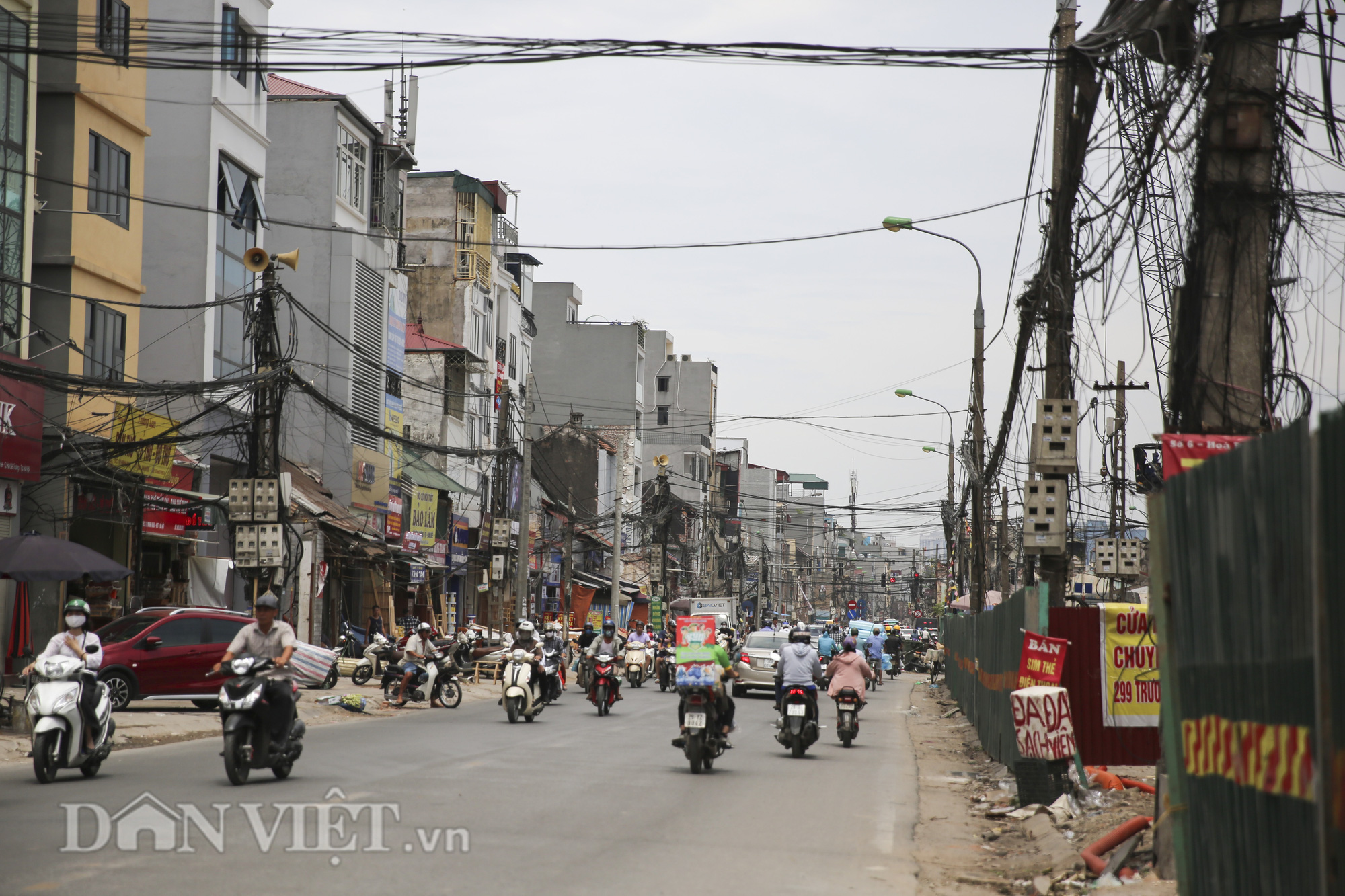 &quot;Mạng nhện&quot; chằng chịt, bủa vây đường phố Hà Nội - Ảnh 10.