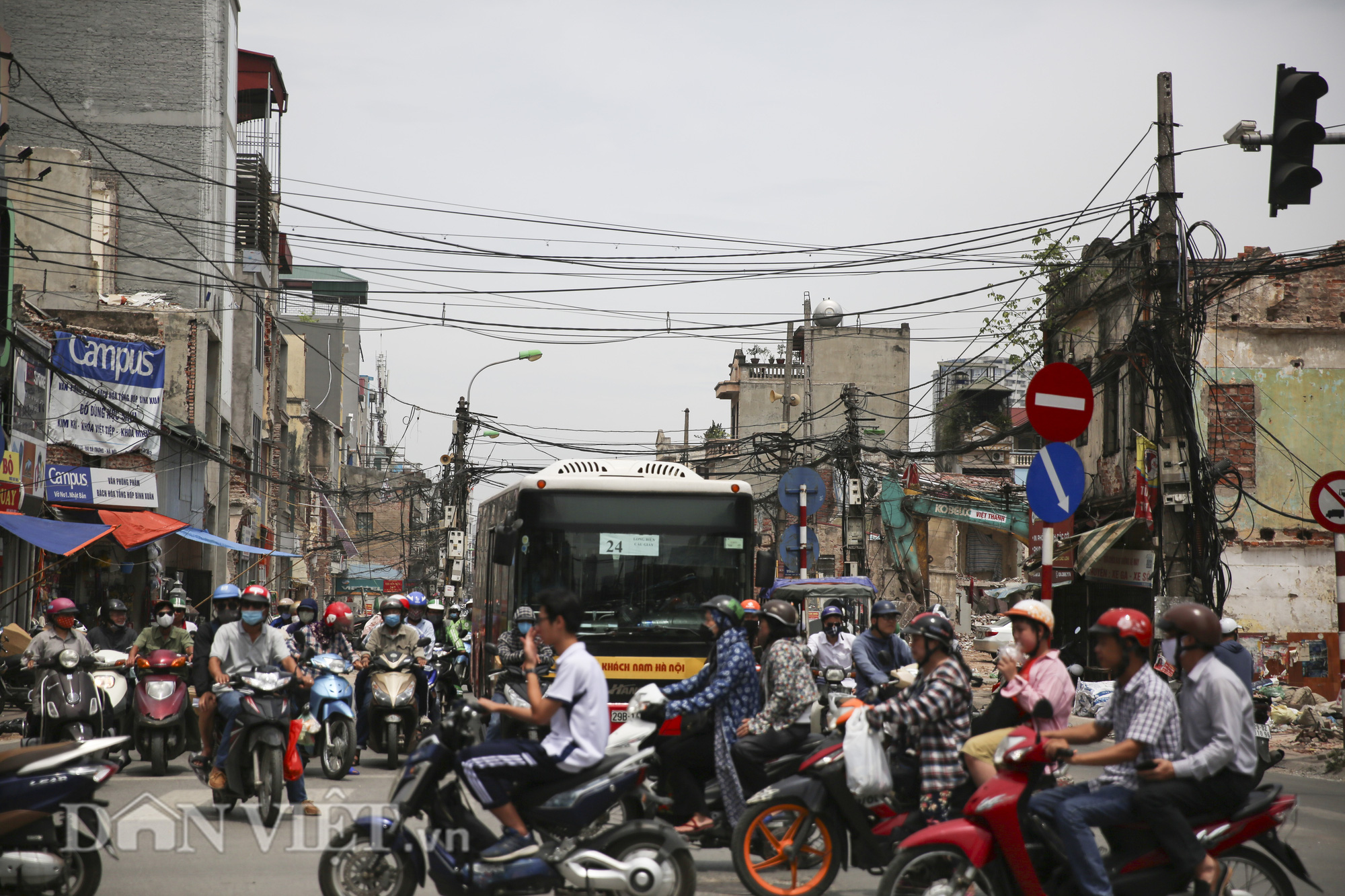 &quot;Mạng nhện&quot; chằng chịt, bủa vây đường phố Hà Nội - Ảnh 2.