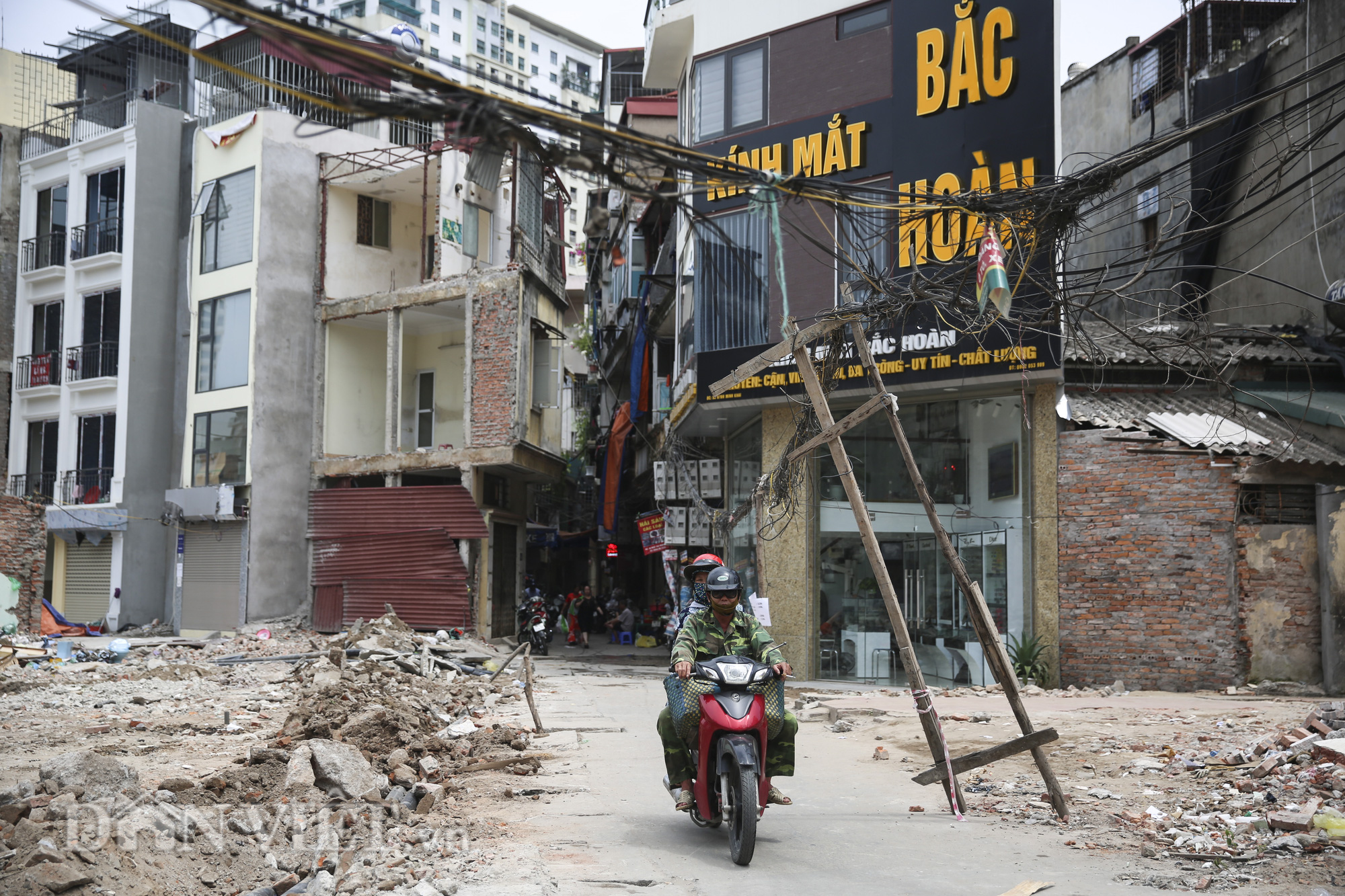 &quot;Mạng nhện&quot; chằng chịt, bủa vây đường phố Hà Nội - Ảnh 4.