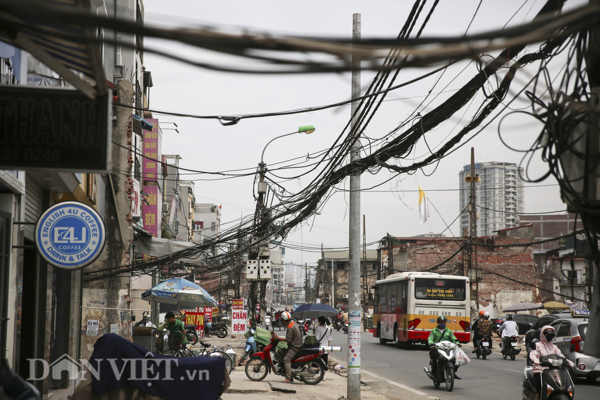 &quot;Mạng nhện&quot; chằng chịt, bủa vây đường phố Hà Nội - Ảnh 5.