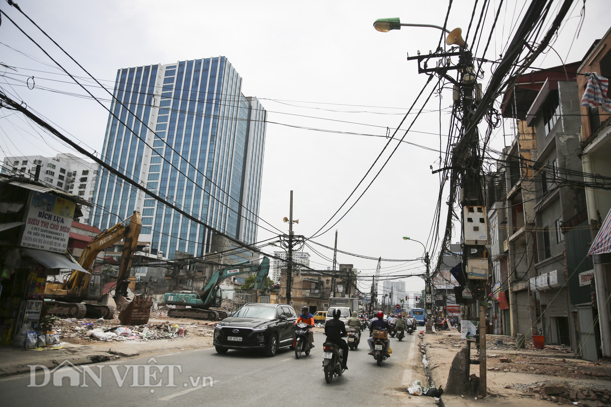 &quot;Mạng nhện&quot; chằng chịt, bủa vây đường phố Hà Nội - Ảnh 6.