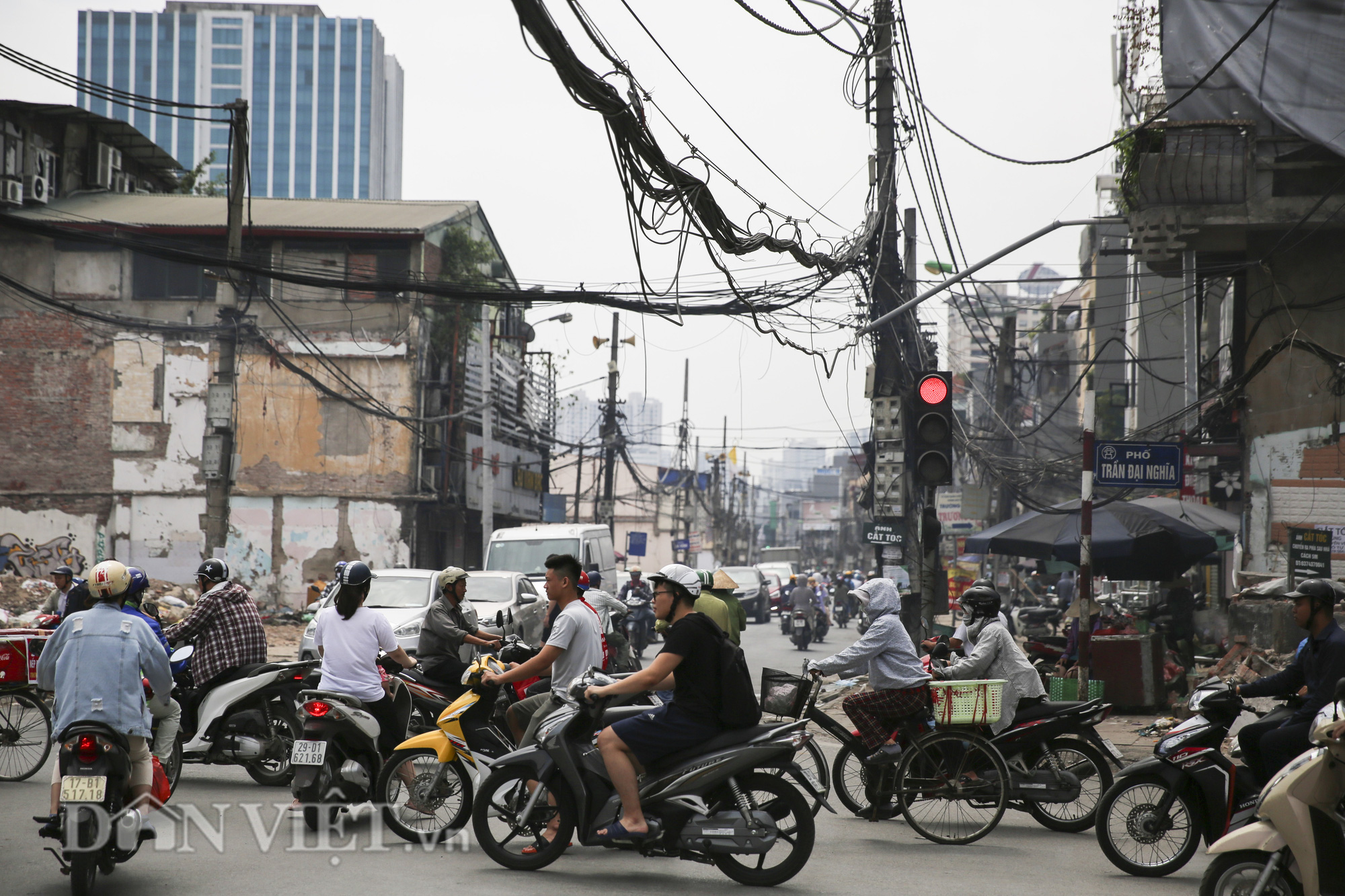 &quot;Mạng nhện&quot; chằng chịt, bủa vây đường phố Hà Nội - Ảnh 9.