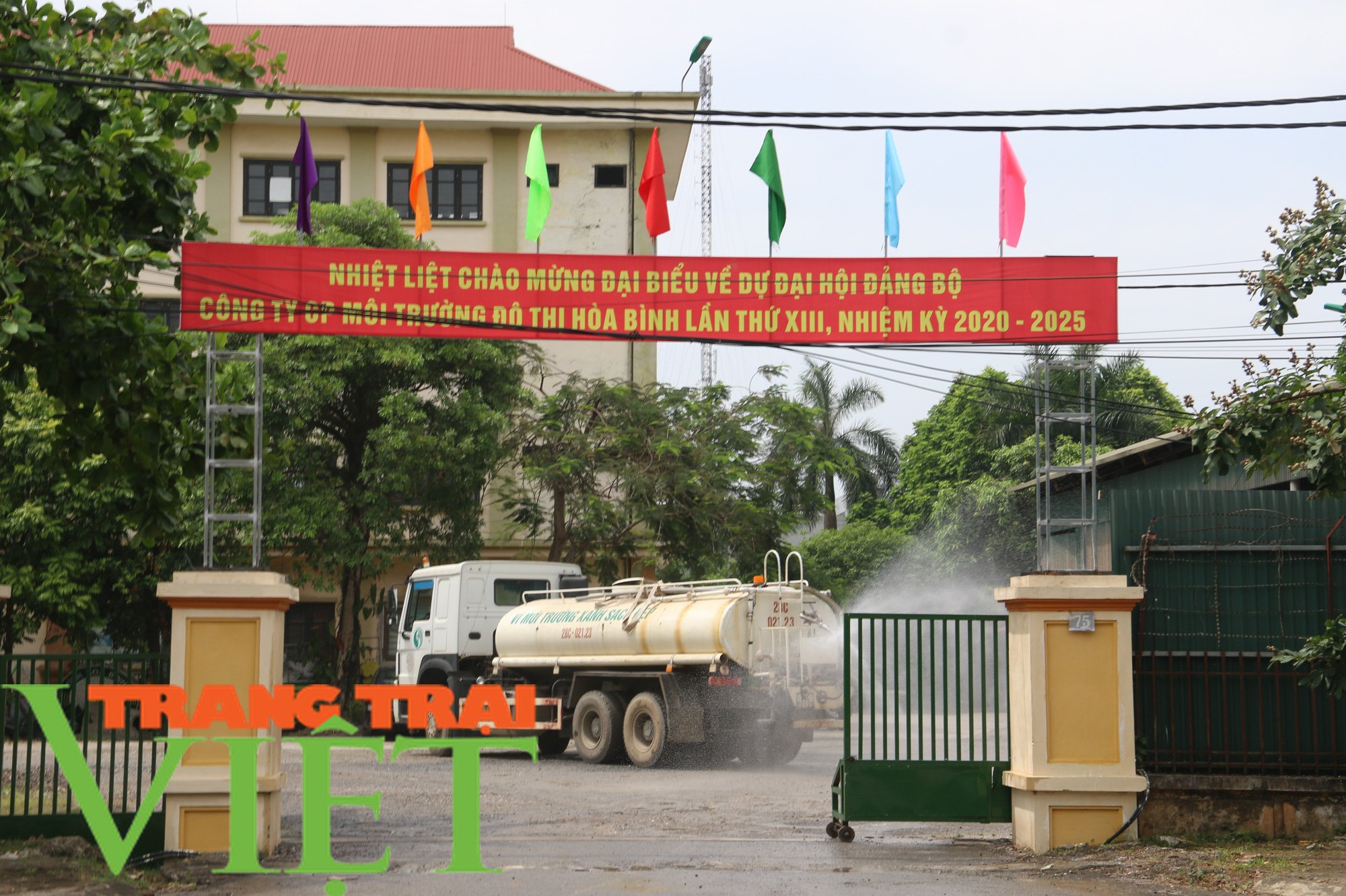 Hoà Bình: Người dân kêu trời vì rác chất đầy gần quảng trường - Ảnh 8. Hoà Bình: Người dân kêu trời vì rác chất đầy gần quảng trường - Ảnh 8.