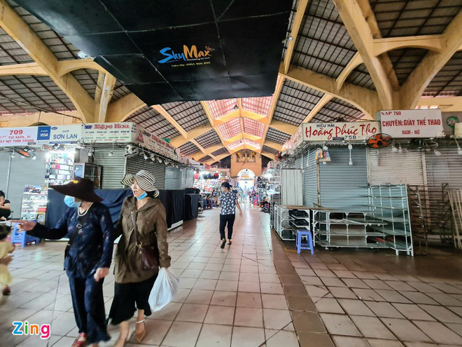 Hơn nửa số sạp chợ Bến Thành đóng cửa vì nhìn mỏi mắt không có khách - Ảnh 1. Hơn nửa số sạp chợ Bến Thành đóng cửa vì nhìn mỏi mắt không có khách - Ảnh 1.