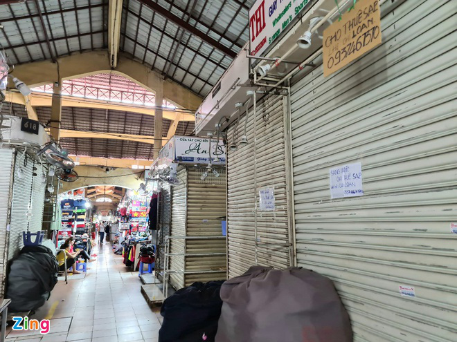 Hơn nửa số sạp chợ Bến Thành đóng cửa vì nhìn mỏi mắt không có khách - Ảnh 2. Hơn nửa số sạp chợ Bến Thành đóng cửa vì nhìn mỏi mắt không có khách - Ảnh 2.
