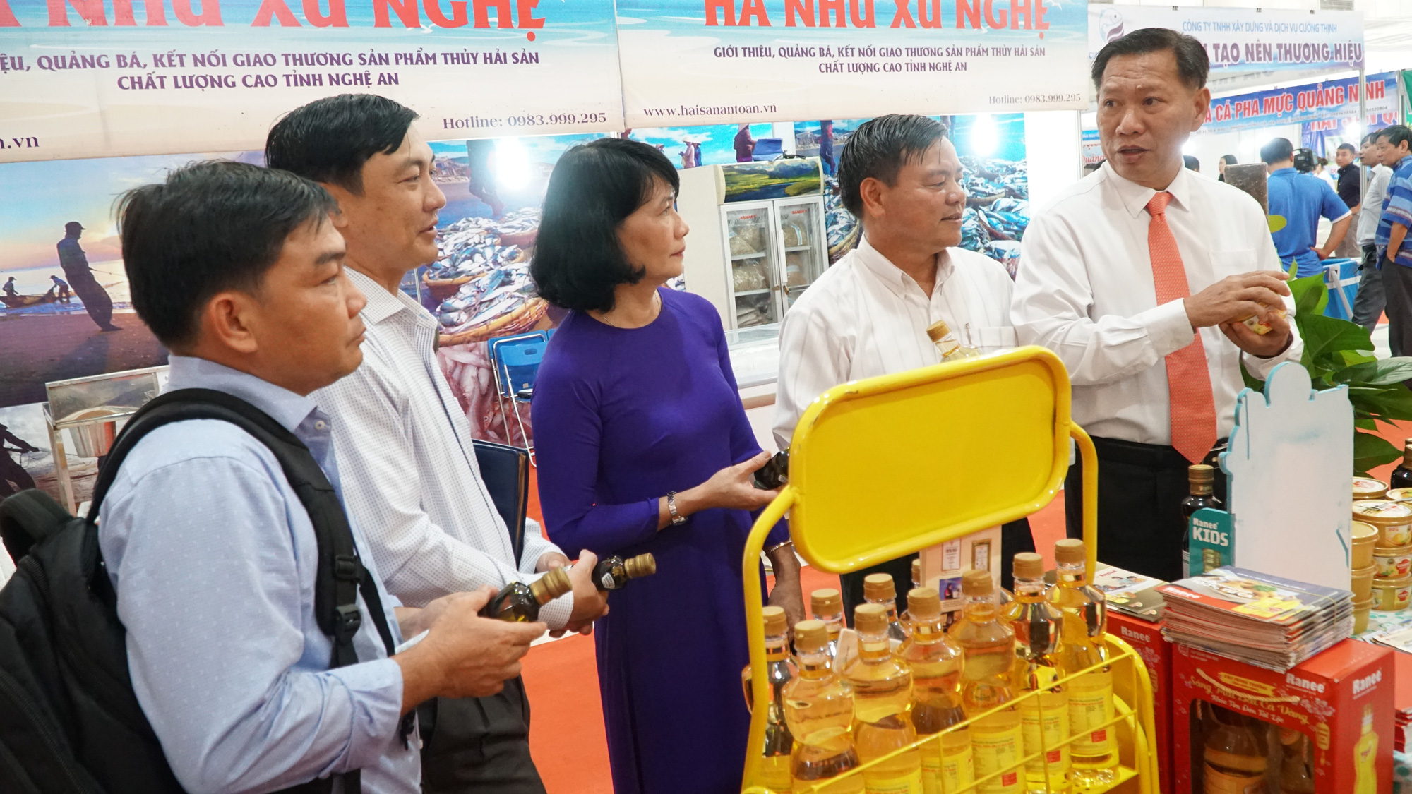 Ảnh: Người dân Thủ đô đón nhận nhiệt tình khi cá tra &quot;ra&quot; Bắc  - Ảnh 4.