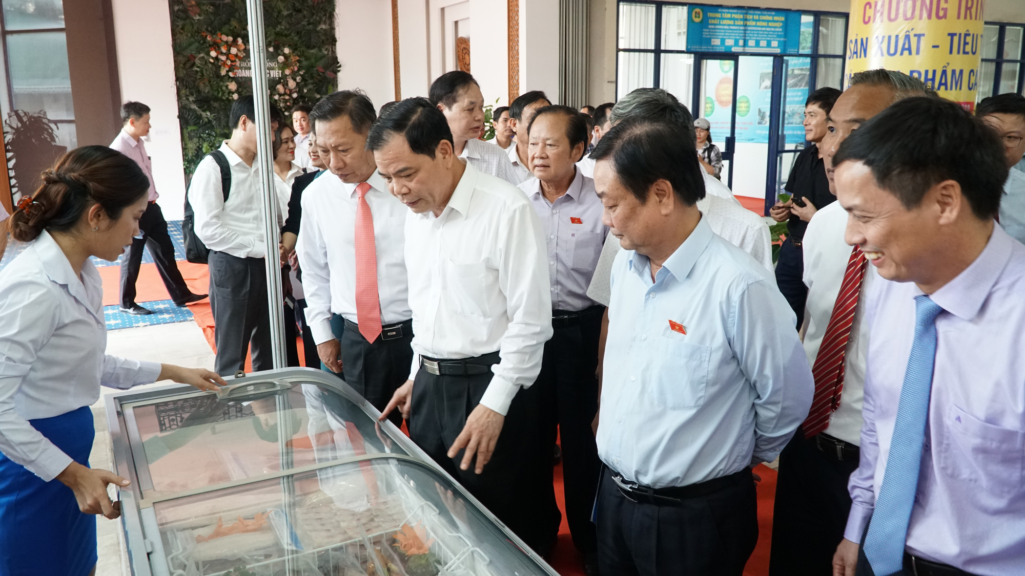Ảnh: Người dân Thủ đô đón nhận nhiệt tình khi cá tra &quot;ra&quot; Bắc  - Ảnh 2.
