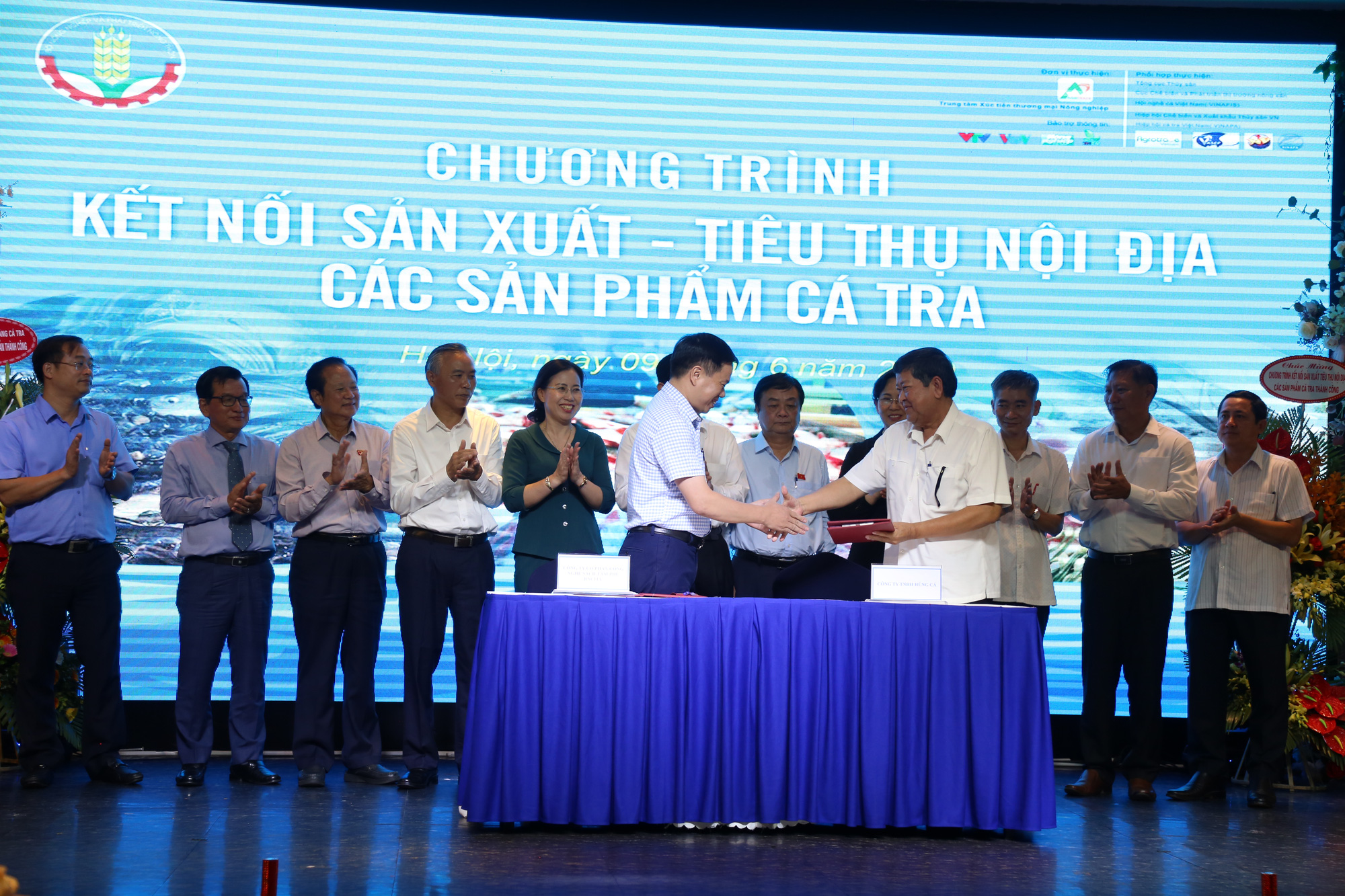 Ảnh: Người dân Thủ đô đón nhận nhiệt tình khi cá tra &quot;ra&quot; Bắc  - Ảnh 9.