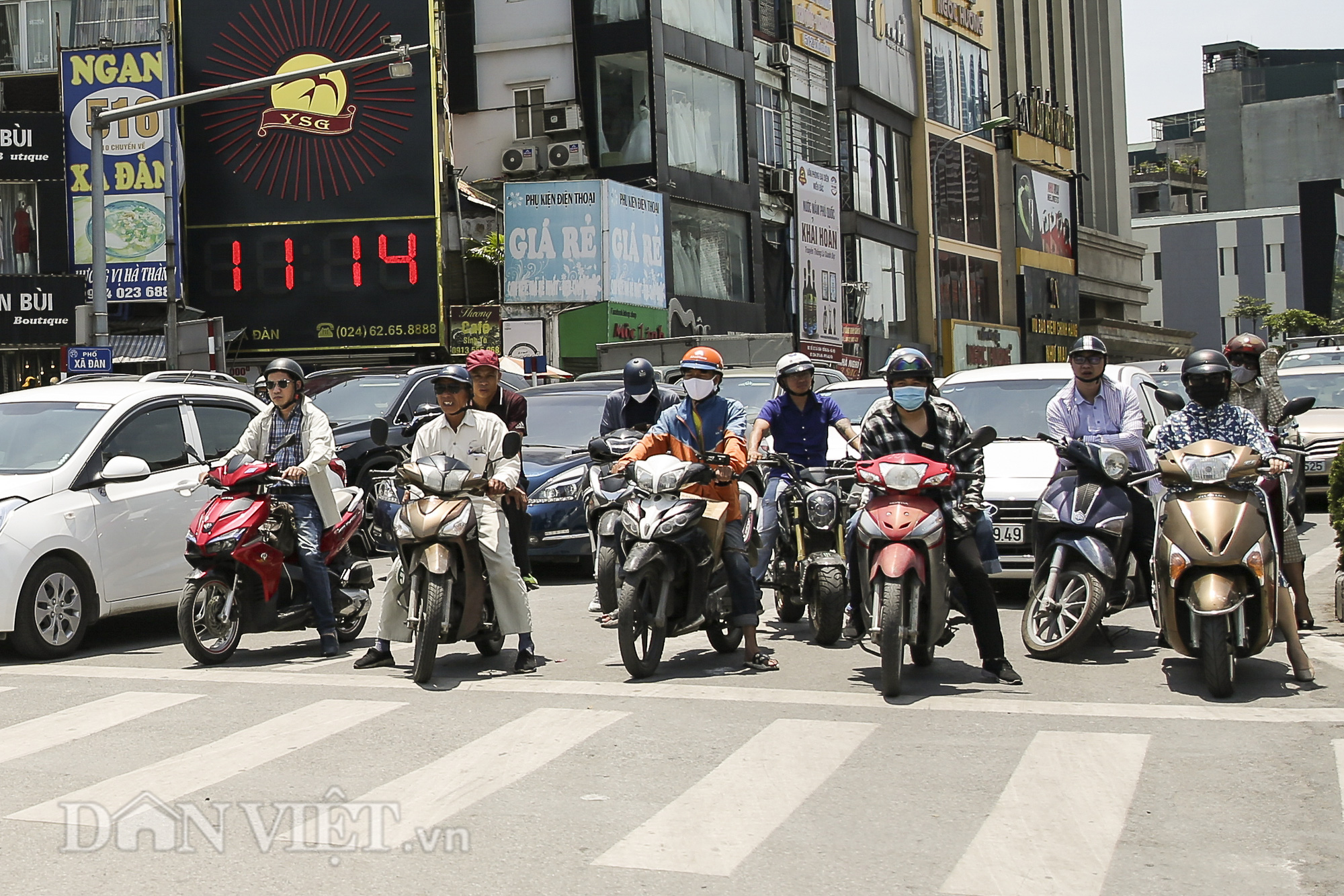 Người dân chật vật mưu sinh trong cái nóng đổ lửa ngày Hà Nội 40 độ - Ảnh 1.