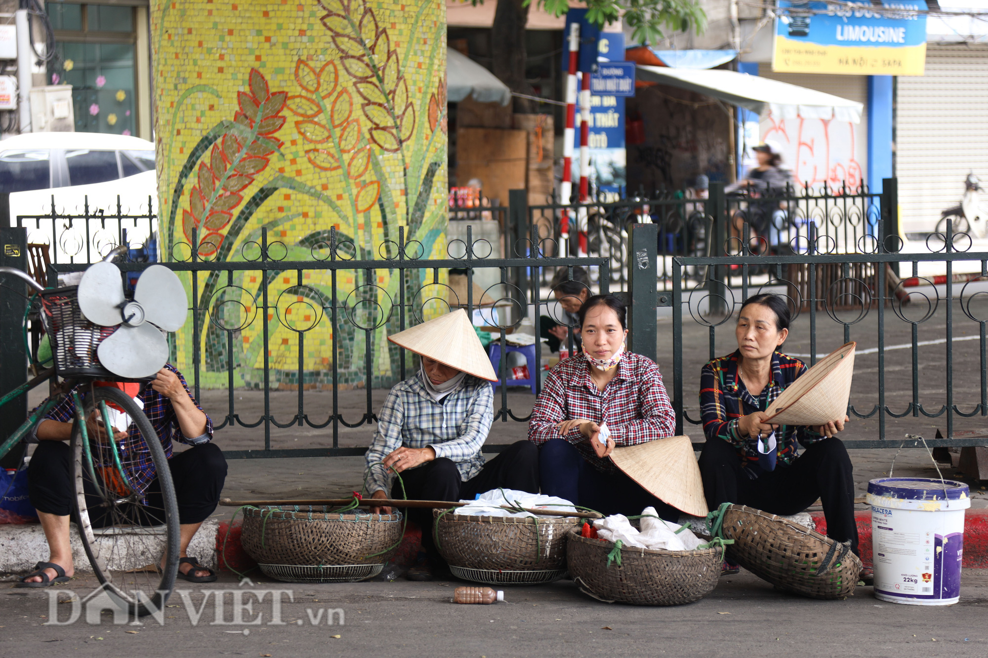 Người dân chật vật mưu sinh trong cái nóng đổ lửa ngày Hà Nội 40 độ - Ảnh 6.