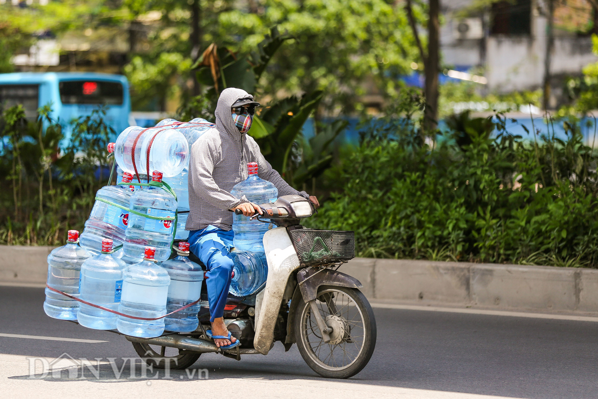 Người dân chật vật mưu sinh trong cái nóng đổ lửa ngày Hà Nội 40 độ - Ảnh 9.