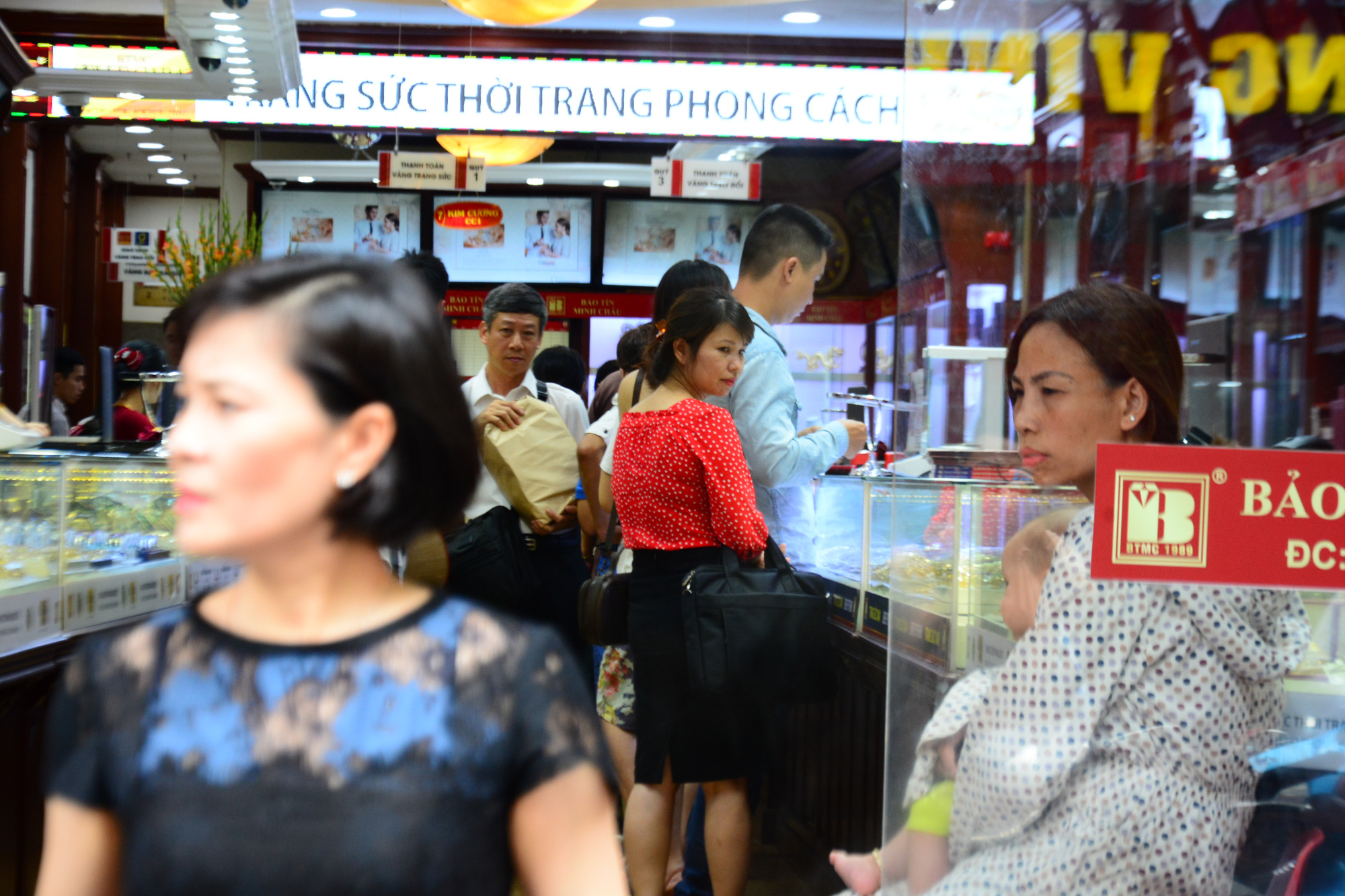 Giá vàng liên tiếp lập đỉnh, người dân bán vàng &quot;cầm túi&quot; ôm tiền về - Ảnh 9.