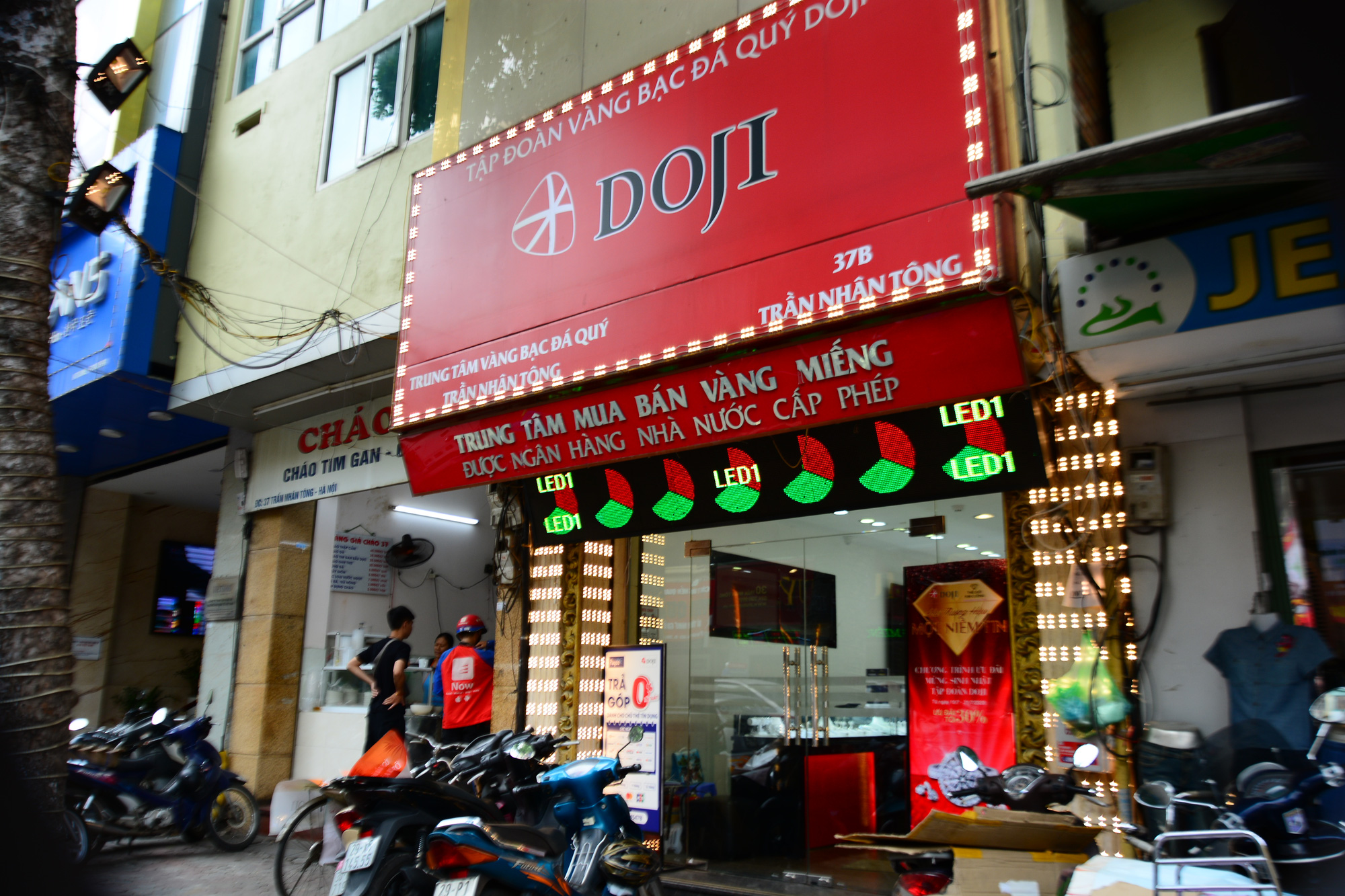 Giá vàng liên tiếp lập đỉnh, người dân bán vàng &quot;cầm túi&quot; ôm tiền về - Ảnh 6.