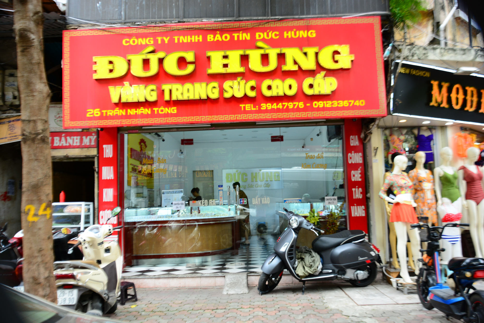 Giá vàng liên tiếp lập đỉnh, người dân bán vàng &quot;cầm túi&quot; ôm tiền về - Ảnh 8.