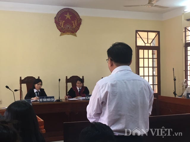 Vụ thầy giáo kiện trường ra tòa vì cho học sinh diễn &quot;cảnh nóng&quot;: Sau 2 phiên xử vẫn chưa thể tuyên án - Ảnh 3.