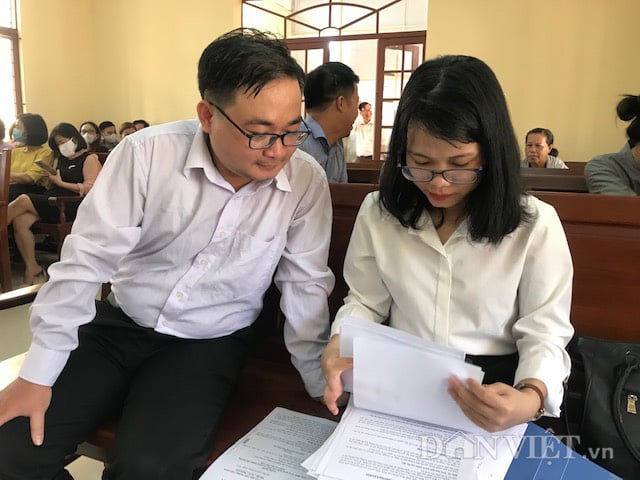 Vụ thầy giáo kiện trường ra tòa vì cho học sinh diễn &quot;cảnh nóng&quot;: Sau 2 phiên xử vẫn chưa thể tuyên án - Ảnh 1.