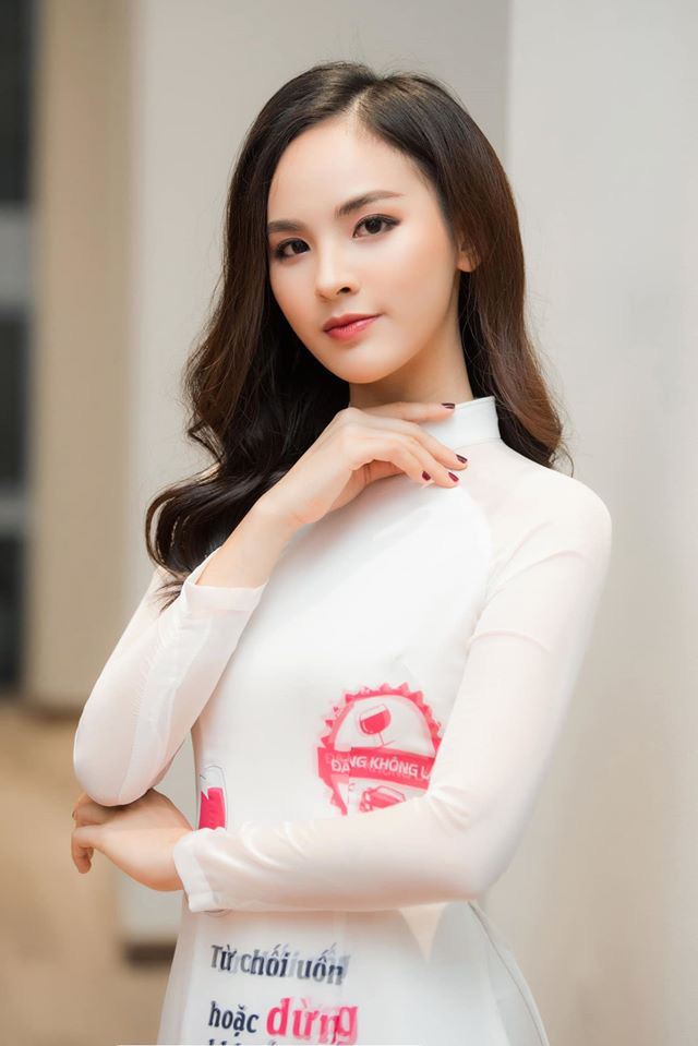 MC mới dẫn &quot;Chuyển động 24h&quot; thi Hoa hậu nhiều nhất VTV, mặc bikini quyến rũ &quot;đốn tim&quot; người nhìn - Ảnh 3.