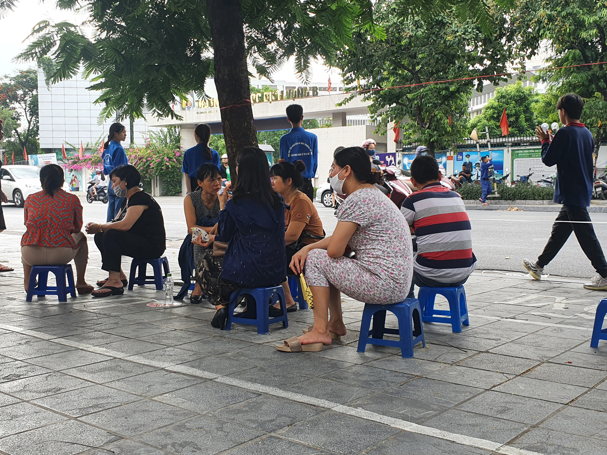 Thi vào lớp 10 tại Hà Nội: Con tự tin nhưng bố mẹ lo lắng - Ảnh 4.