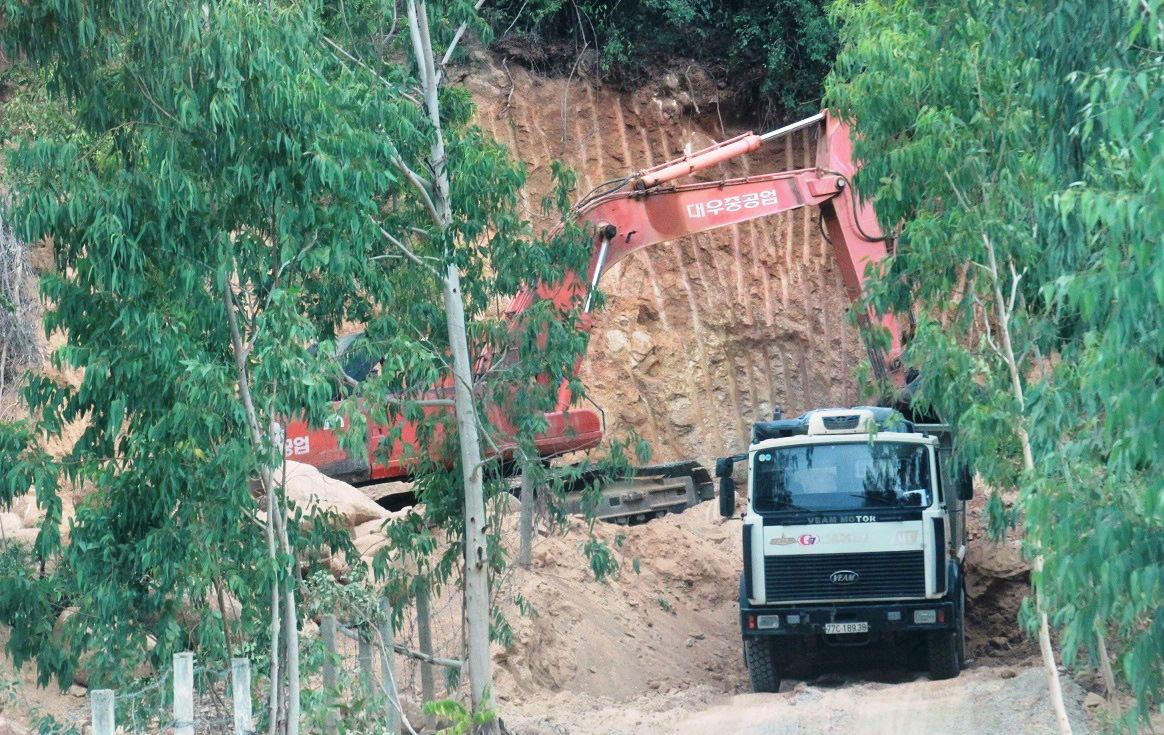 &quot;Loạn” khai thác khoáng sản ở Bình Định, dân bức xúc, trách nhiệm thuộc về ai(?) - Ảnh 2.