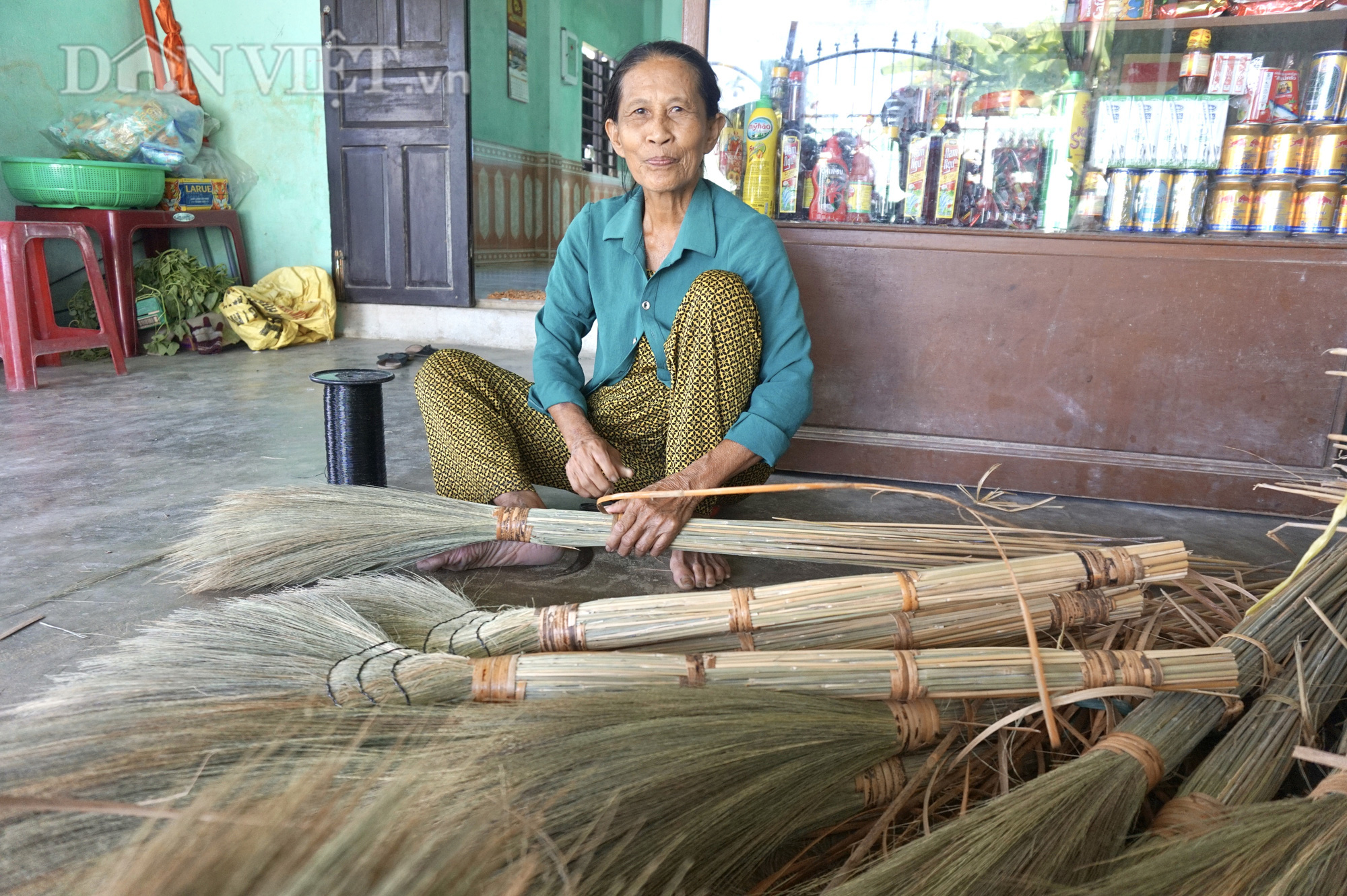 Quảng Nam: Cả làng Thạnh Hòa “phất lên” nhờ làm nghề chổi đót - Ảnh 1.