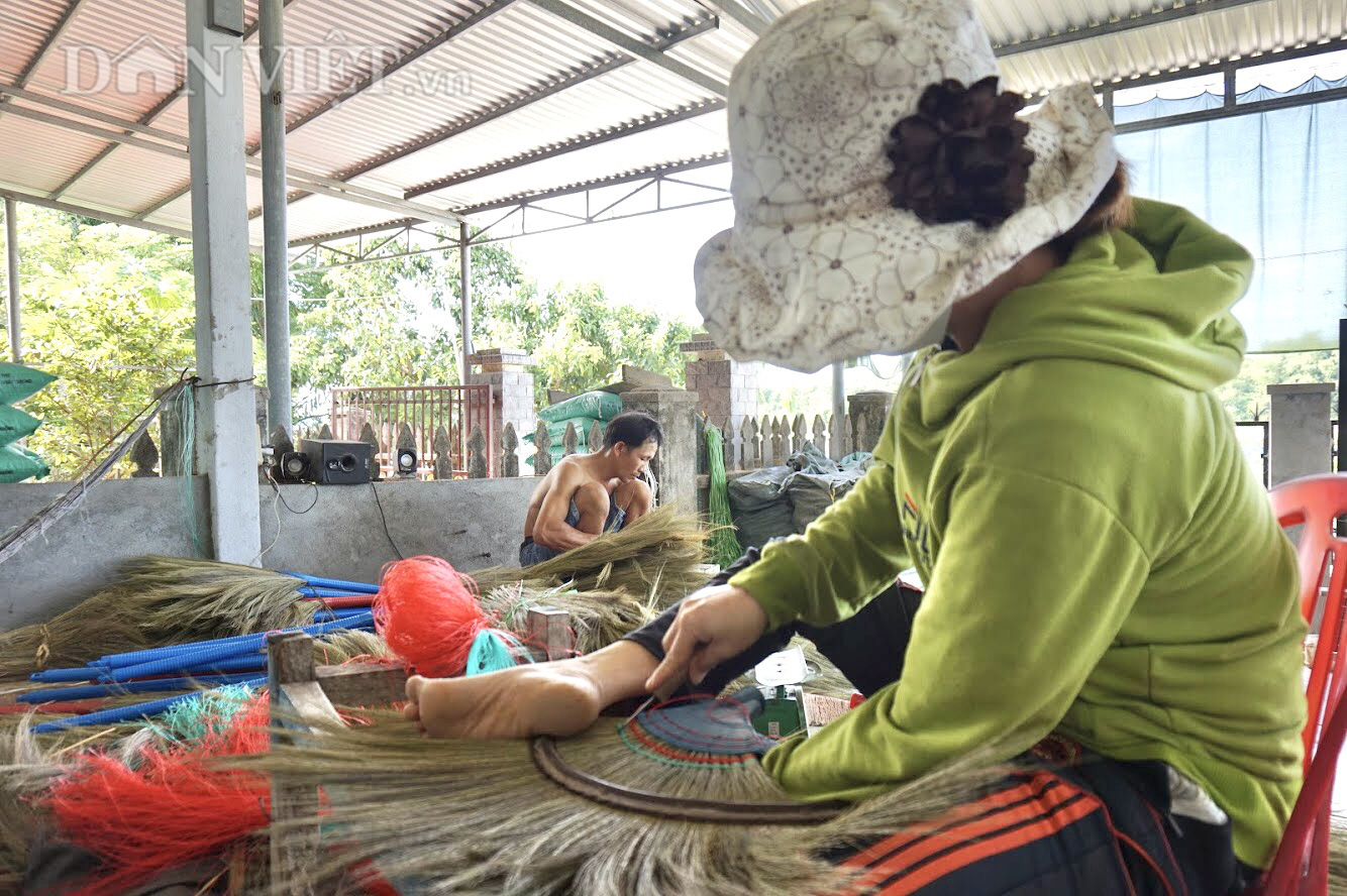 Quảng Nam: Cả làng Thạnh Hòa “phất lên” nhờ làm nghề chổi đót - Ảnh 3.