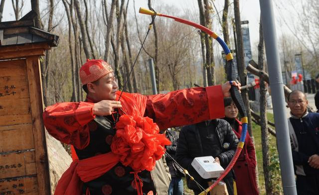 Phong tục cưới kỳ lạ: Cô dâu nhảy qua yên ngựa, ngồi lên giường phía dưới có lưỡi rìu - Ảnh 3.