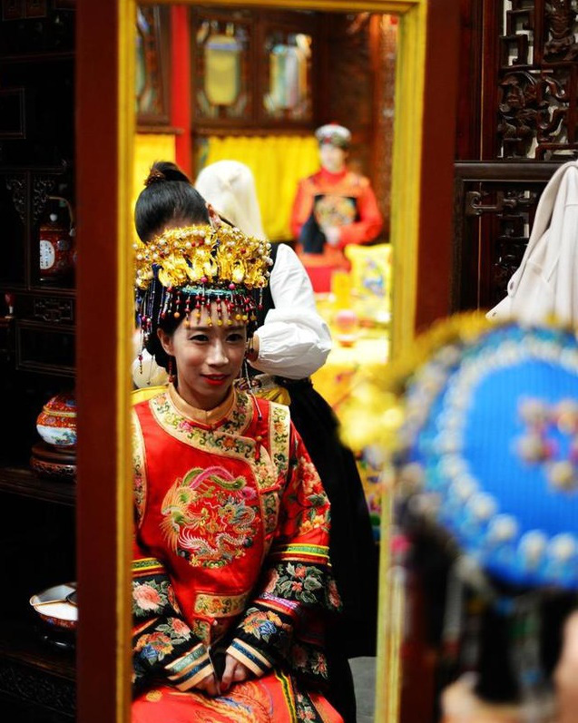 Phong tục cưới kỳ lạ: Cô dâu nhảy qua yên ngựa, ngồi lên giường phía dưới có lưỡi rìu - Ảnh 2.